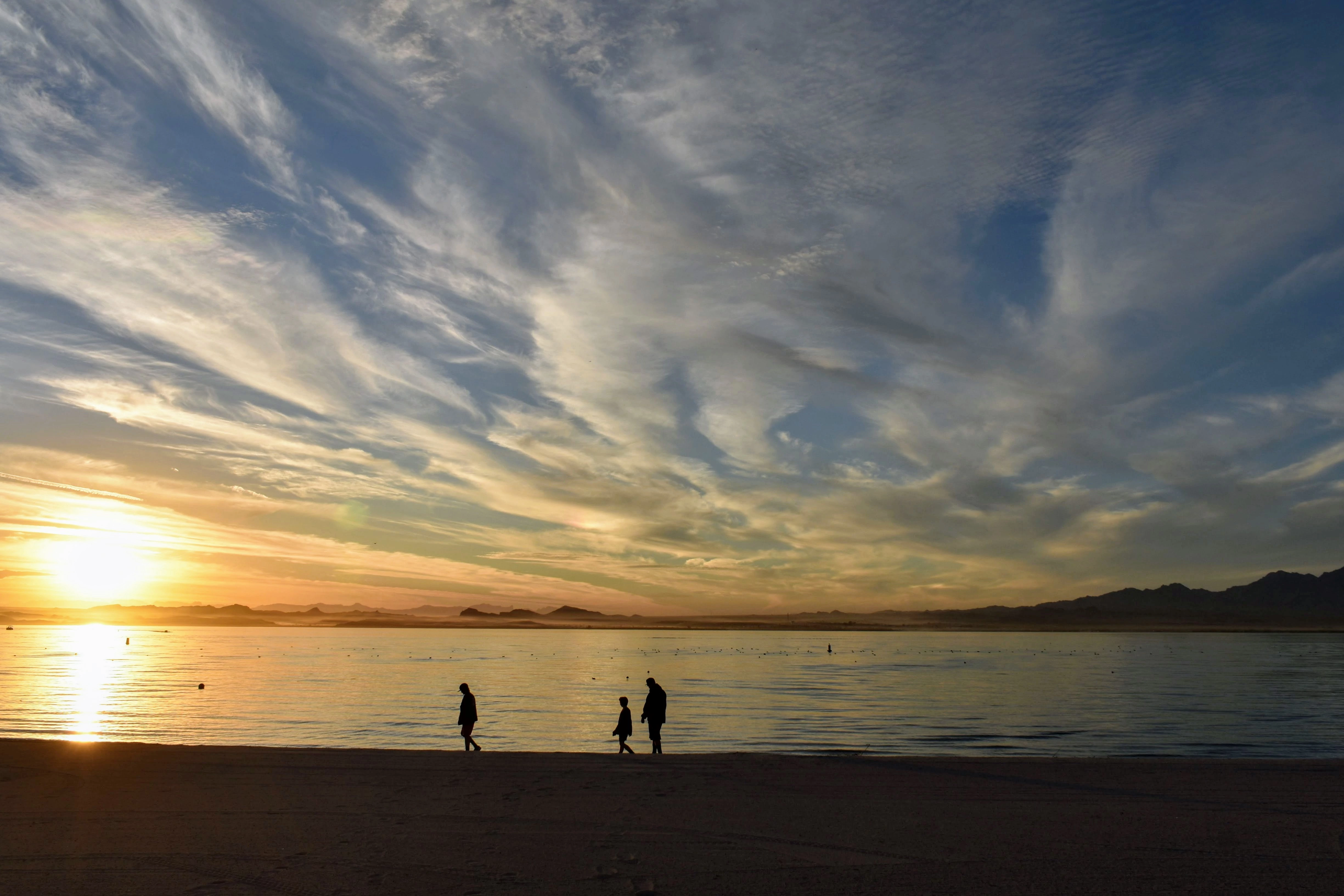 Thomas Unger - People Walking on the Beach 2018 Lake Havasu